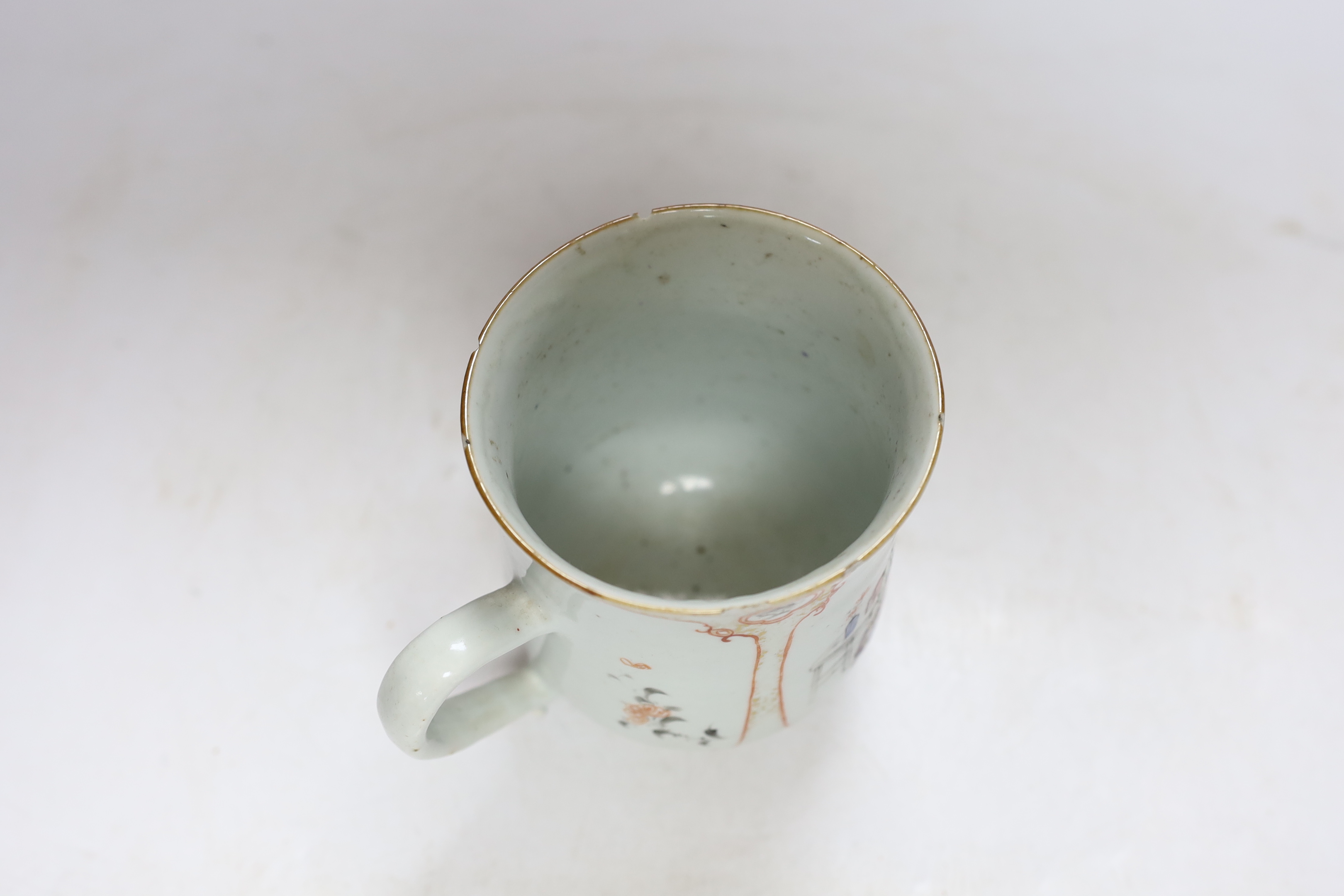 An 18th century Chinese Export famille rose mug, 14cm